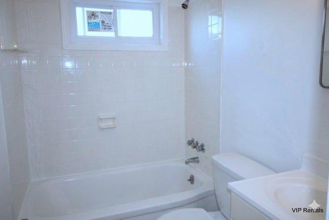 Building Photo - 3 Bedroom - 1 Bathroom Row Home in a Beautiful Neighborhood