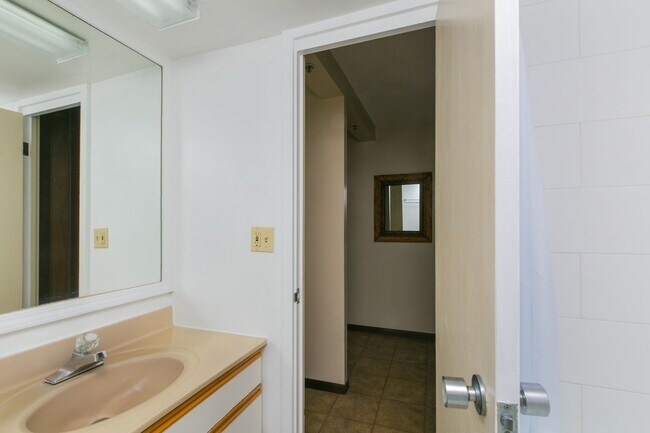 Building Photo - Marine Surf - Studio 1b 1parking! in Waikiki