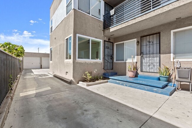 Building Photo - 923 S Record Ave