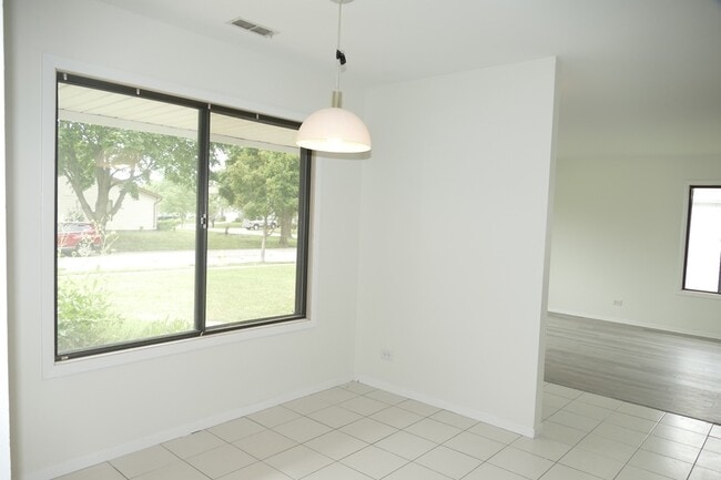 Building Photo - 1076 Crestwood Ln