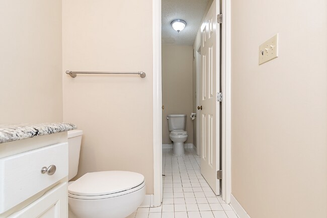 Building Photo - Chic & Cozy Condo in the heart of Raleigh!