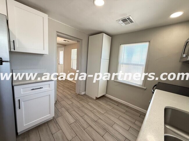 Building Photo - 2 Bedroom home on a large lot