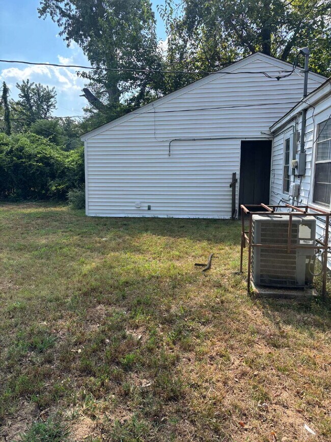 Building Photo - "Charming Living in Memphis: Cozy home with 1 Full Bath!"