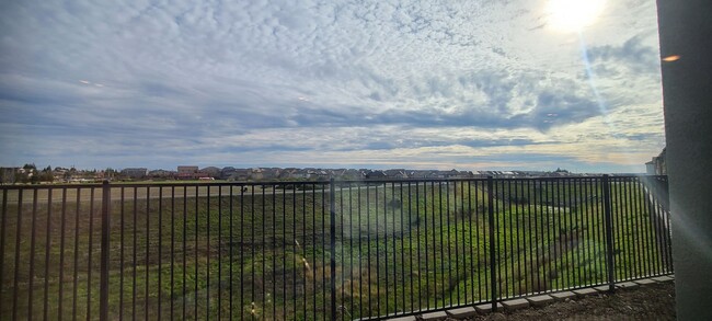 Building Photo - Move-in Special! Rocklin Meritage Durango ...