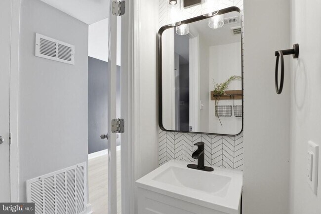 Building Photo - 264 N Stevenson Sq