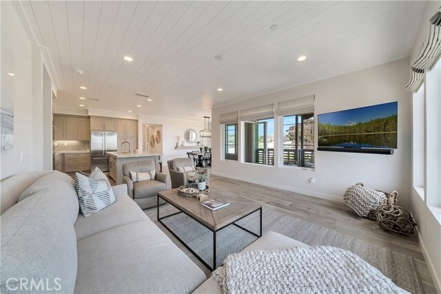 Building Photo - 1417 Doheny Way