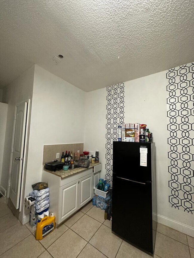 Building Photo - 760 W 76th St