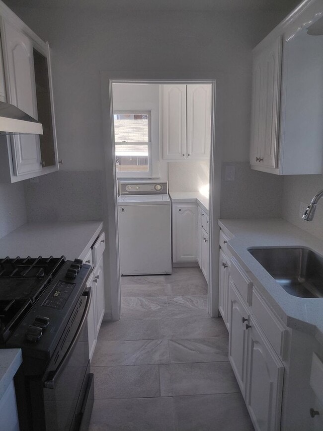 Building Photo - 1010