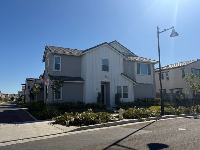 Building Photo - Lathrop - Gorgeous 5 Bedroom 3 Bathroom Home