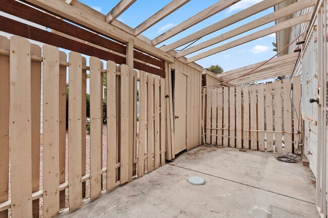 Building Photo - 1 Bedroom Townhouse With Hardwood Flooring...