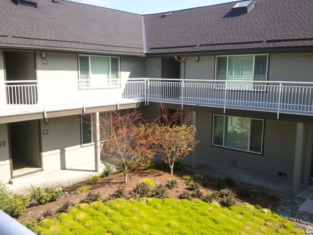 Building Photo - Carriage House