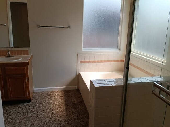 Building Photo - Spacious 4-bedroom, 2-bathroom home! Comin...