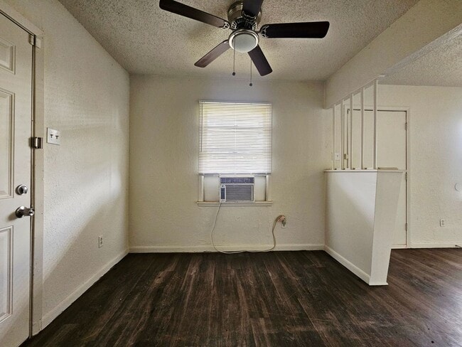 Building Photo - Charming 3 Bedroom Home