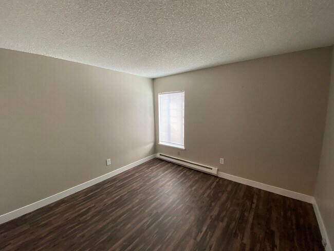 Building Photo - Remodeled 2 Bed 1 Bath Unit Near Children’s Hospital!