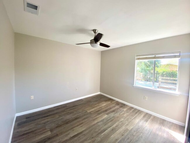 Building Photo - Remodeled 3 Bedroom 2 Bath  with cute back...