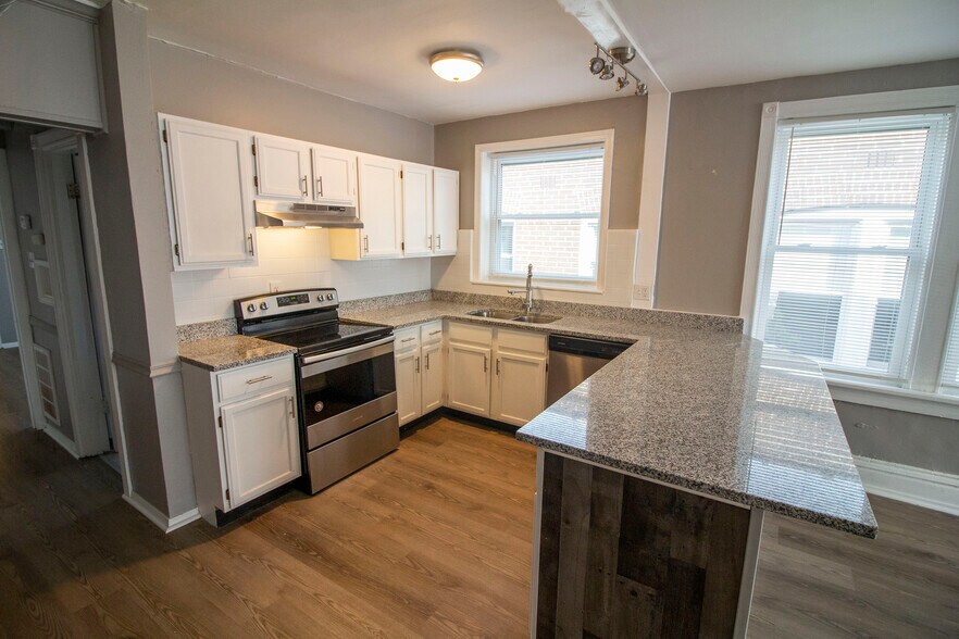 Building Photo - 4955 Lindenwood Ave