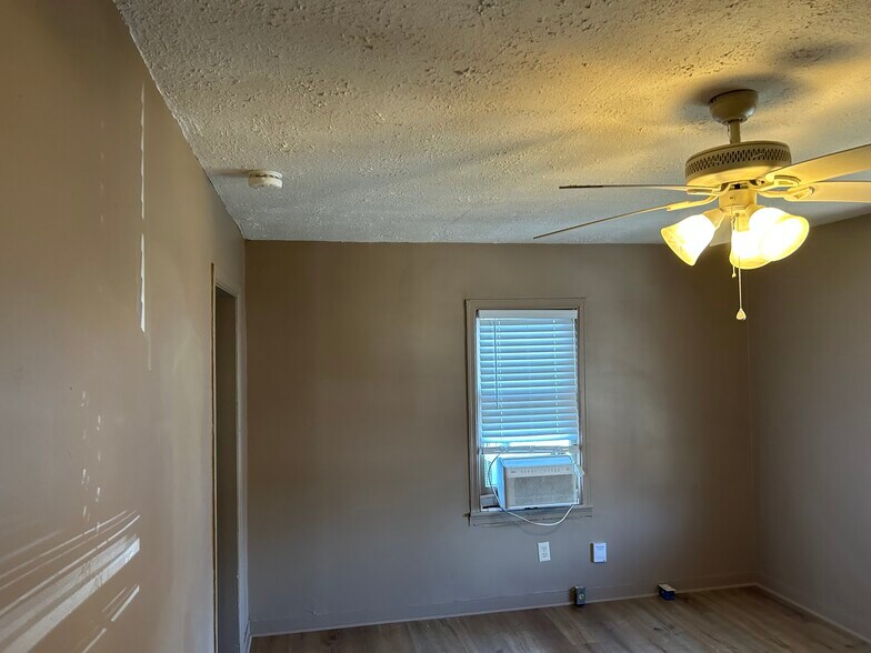 Building Photo - 108 E Kentucky Ave