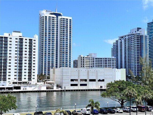 Building Photo - 800 Parkview Dr