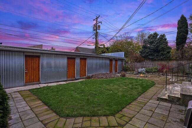 Building Photo - Charming 1 Bedroom  Downstairs Unit****COMING SOON***