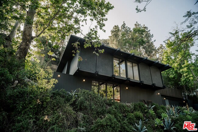 Building Photo - 5649 Valley Oak Dr