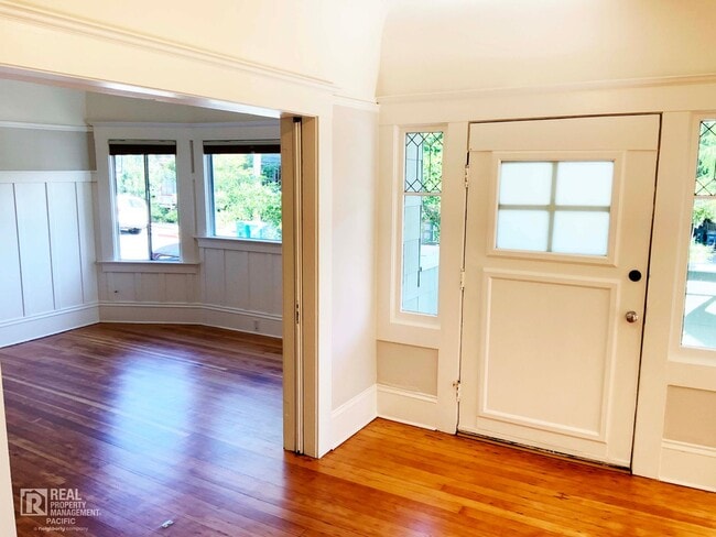 Building Photo - Spacious 4 Bedroom / 1.5 Bath near UC Campus