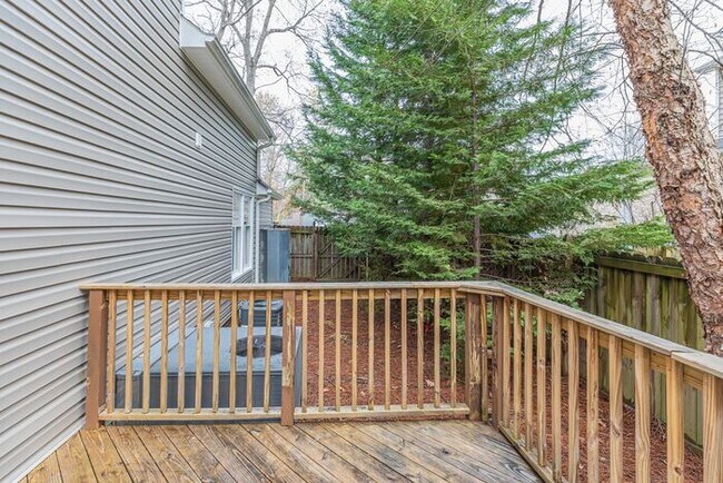 Building Photo - NW Large Updated Home! LR, DR, Den, FP, Ha...