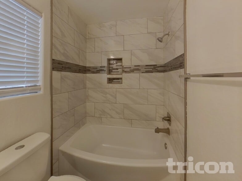 Building Photo - 7024 N 77th Dr