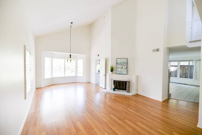 Building Photo - Charming 3 Bedroom, 2.5 Bath Home in Marbl...
