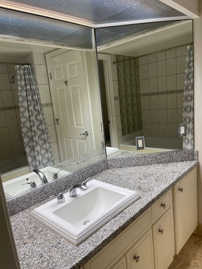 Building Photo - Furnished 3 Bedroom 3 Bath Condo