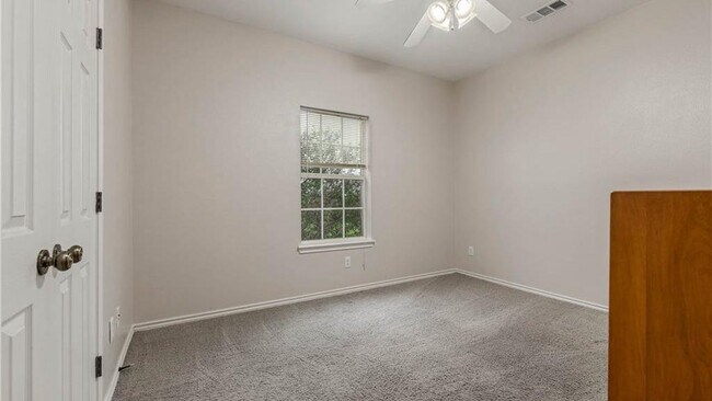 Building Photo - 1425 W Villa Maria Rd