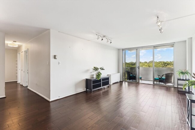 Building Photo - Great 2 Bedroom 2 Bath in Van Ness DC!
