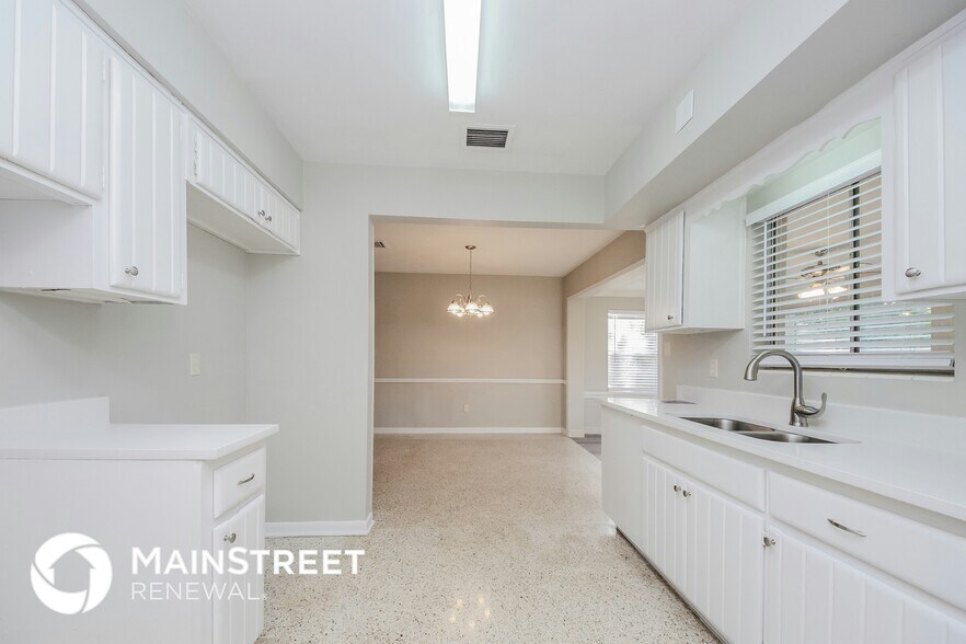 Building Photo - 417 Halsey St