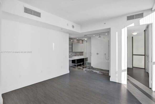 Building Photo - 1100 Biscayne Blvd