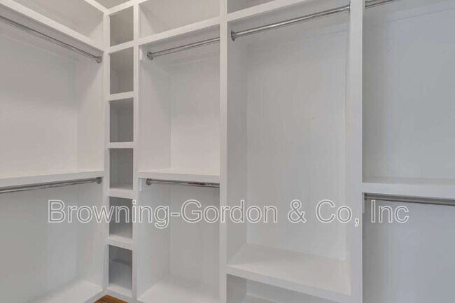 Building Photo - 1137B Kirkland Ave