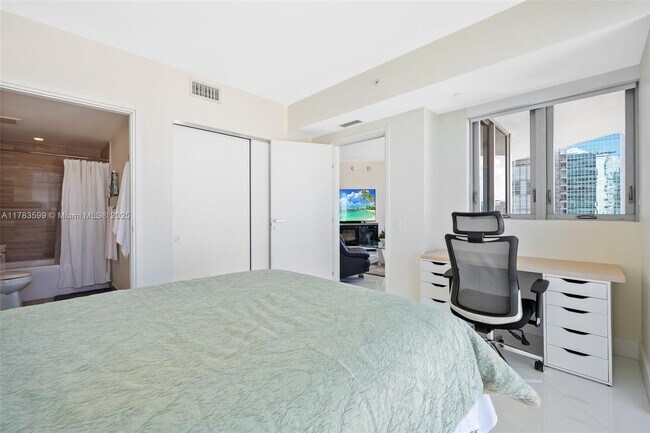 Building Photo - 1300 Brickell Bay Dr