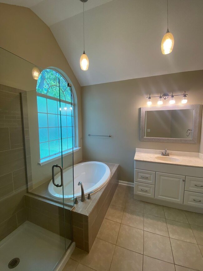 Building Photo - 1112 Panola Cir