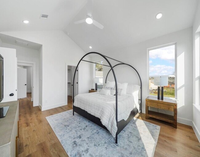 Building Photo - 5212 Arapahoe St