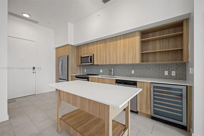 Building Photo - 2150 N Bayshore Dr