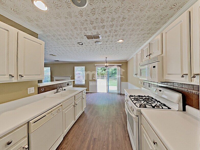 Building Photo - 517 Lazy River Ln