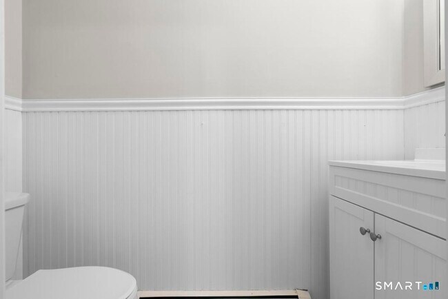 Building Photo - 815 S Pine Creek Rd