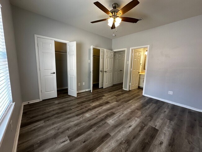Building Photo - 4 bed 4 bath duplex - $500 per bed