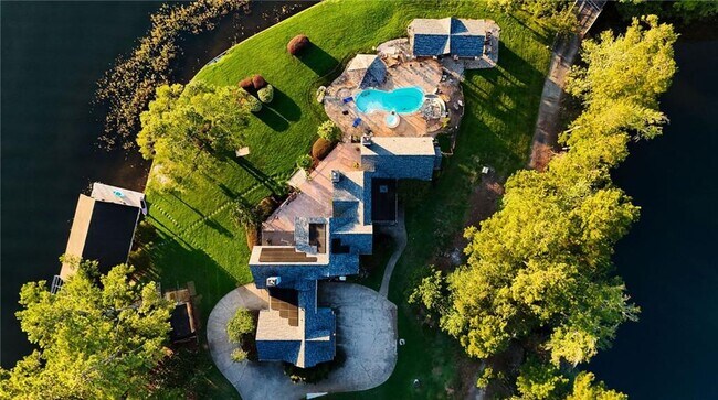 Building Photo - 2910 Emerald Dr