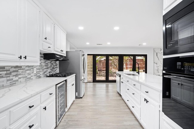 Building Photo - 6709 Town Bluff Dr