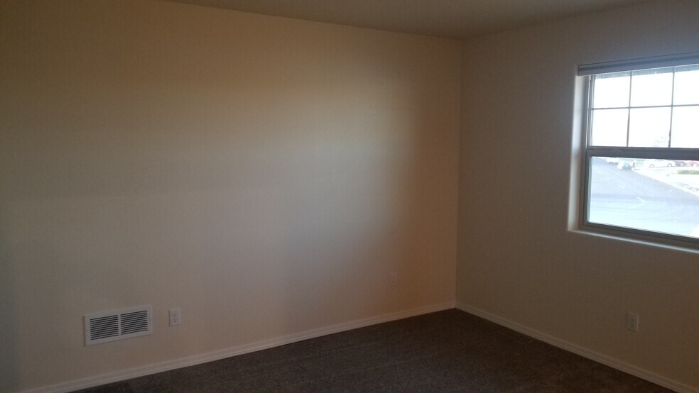 Building Photo - 1412 W Lakeside Dr