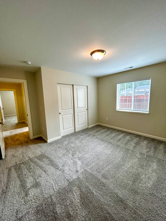 Building Photo - 9291 Candytuft Dr SE