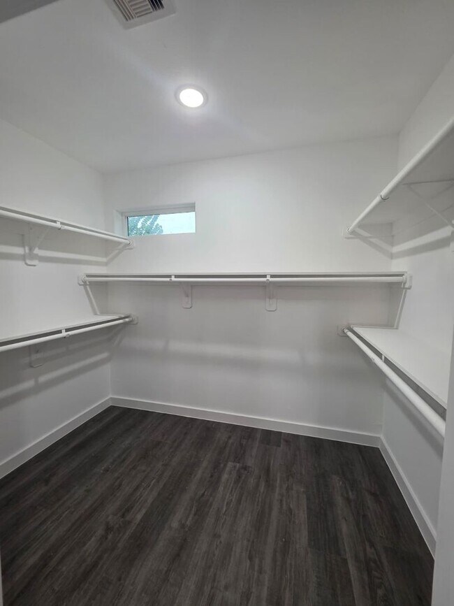 Building Photo - Stunning Duplex with Garage & Modern Finishes