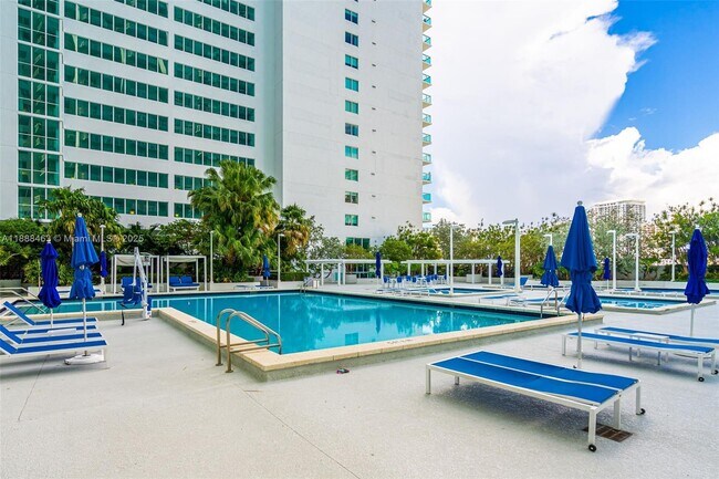 Building Photo - 1800 N Bayshore Dr