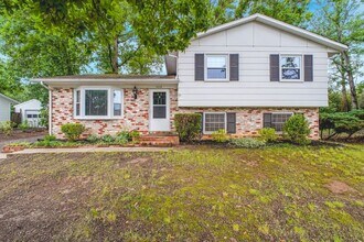 Building Photo - 408 Deerwood Dr