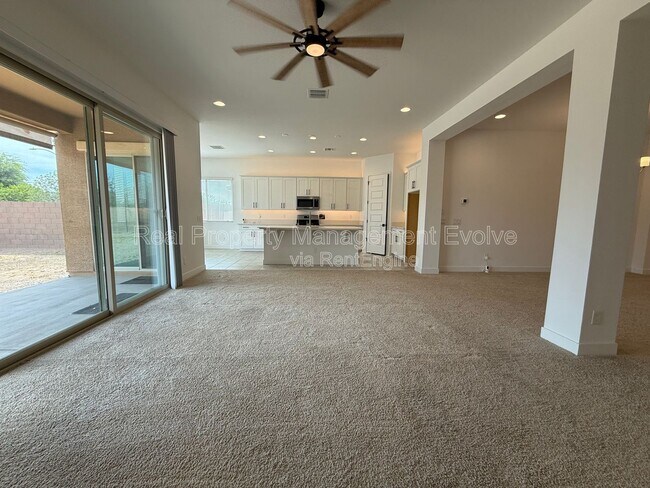 Building Photo - 8723 W Vista Ave