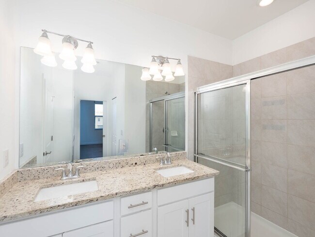 Building Photo - Newer-construction townhome in the highly desirable Lorraine Lakes